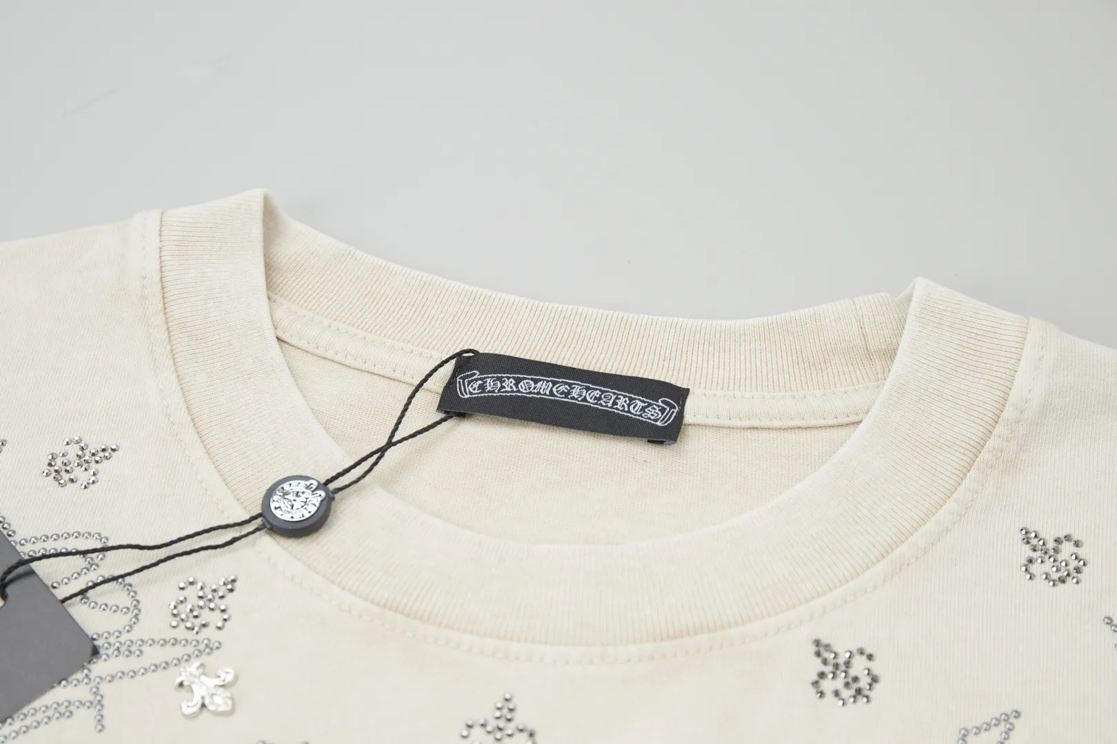 🅿️220 ✨CH✨🆕25SS spring and summer new style Crow ✝ embroidered short-sleeved frame Light luxury essential item for daily commuting for men and women Correct version Welcome to compare Detailed features · 280g 100% pure cotton double yarn jersey fabric · Custom dyed in the same vat, special thickened 32 count double-ply 1X1 thread · Imported Australian pearlescent diamonds ✝ pattern ➕ high-temperature stamping of hardware letters. Dyeing of ready-made garments, then faded and fried snowflake process, then washed to make it look old. General washing to improve the effect · Double-needle stitching and cross-stitch process · Original main mark washed tag brand moisture-proof paper packaging Color: black/grey/apricot Size: S/M/L/XL